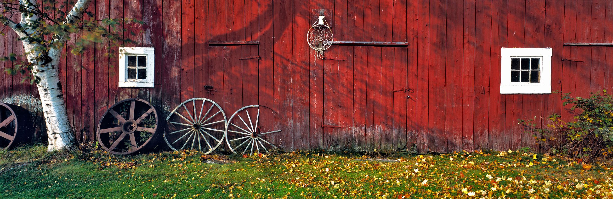 red siding of an old barn near Franconia Notch